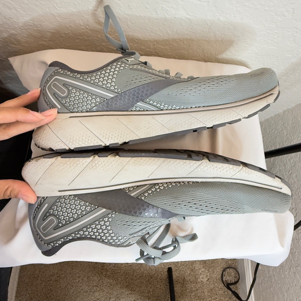 Brooks Men’s Gray Running Shoes Sz 10.5 Athletic Sneakers